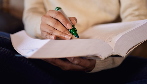 Ik onderstreep de belangrijkste delen Bijgesneden opname van een vrouw die een groene stift gebruikt tijdens het studeren