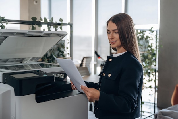 Ik werk bij de printer. Een mooie vrouw is in het kantoor.