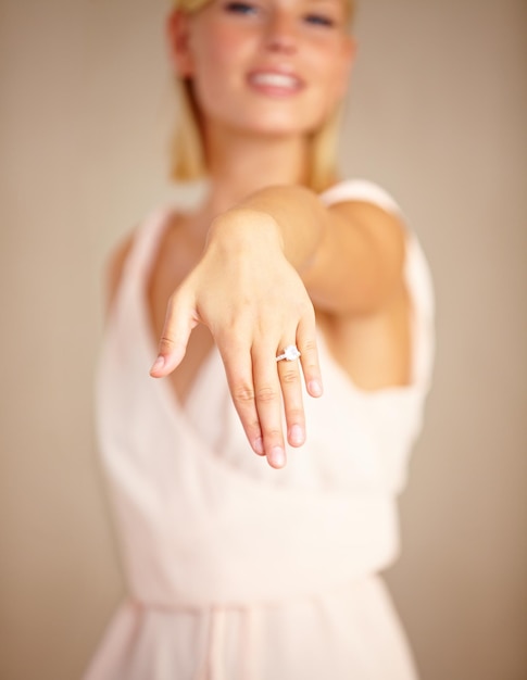 Foto ik zei ja bijgesneden opname van een jonge vrouw die haar verlovingsring laat zien