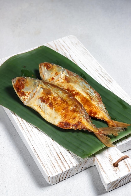 Ikan Asin Pedo または ikan peda はサバの塩漬けです。