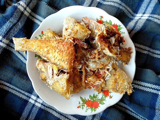 Ikan Goreng 또는 튀긴 생선 인도네시아 요리 음식