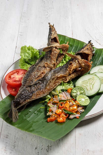 Ikan Lele Goreng met sambal matah gebakken meerval met Indonesische sambal en kruiden