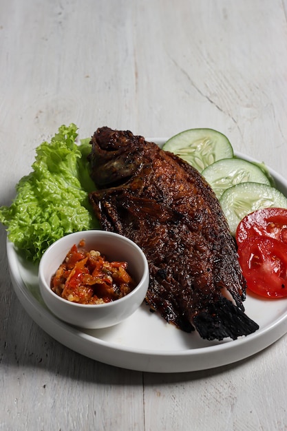 Ikan nila bakar sambal bawang indonesische traditionele gegrilde nille tilapia vis met chili knoflook
