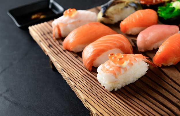 Ikura op garnalen sushi en sashimi sushi set