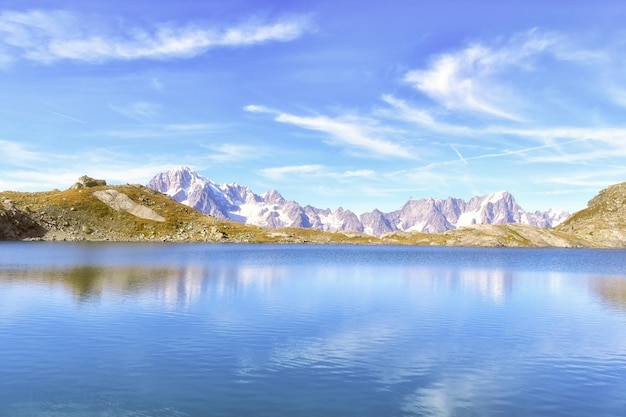 Photo il bel lago di pietra rossa