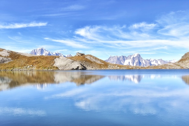 Photo il bel lago di pietra rossa