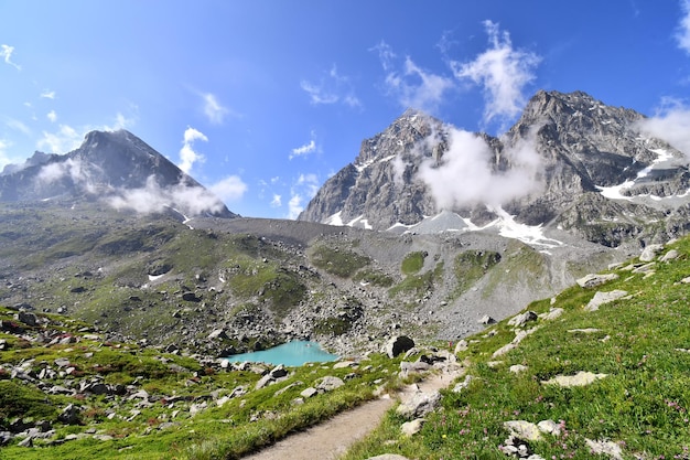 Il lago Chiarettoalle pendici del Monvisocon le sue splendide acque color turchese