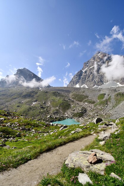 Il lago Chiarettoalle pendici del Monvisocon le sue splendide acque color turchese