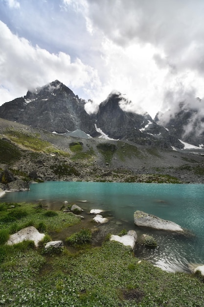 Il lago Chiarettoalle pendici del Monvisocon le sue Excellente acque color turchese