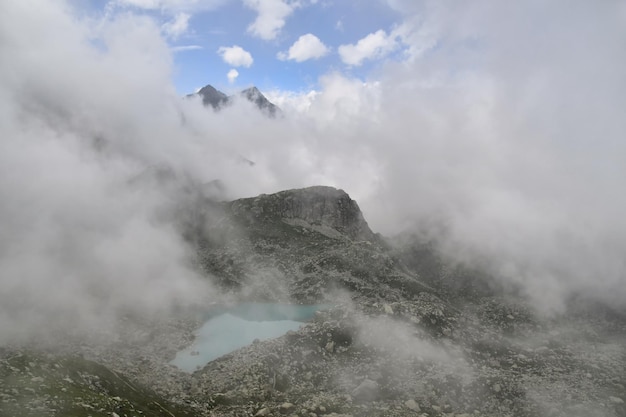 Il lago Chiarettoalle pendici del Monvisocon le sue splendide acque colour turkse