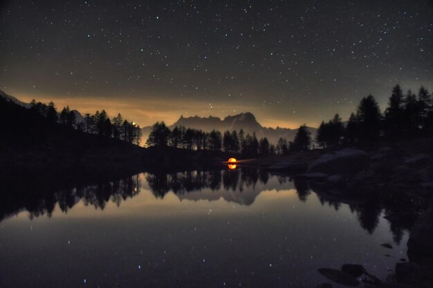 Photo il lago d039arpyin cui si specchia il monte bianco