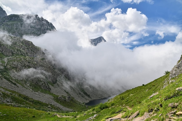 Photo il lago di fiorenzapiccolo laghetto alpino alle pendici del monviso