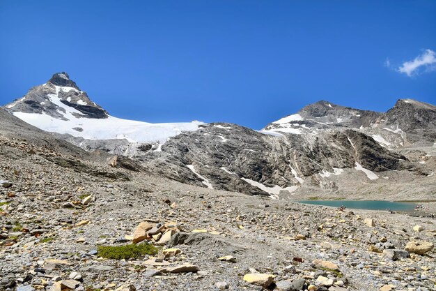 Photo il lago golettaposizionato sullo spartiacque tra la valle di rhems e la val grisanche