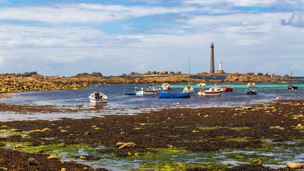 Il faro di ile vierge sulla costa nord della finisterre a plouguerneau, bretagna, france