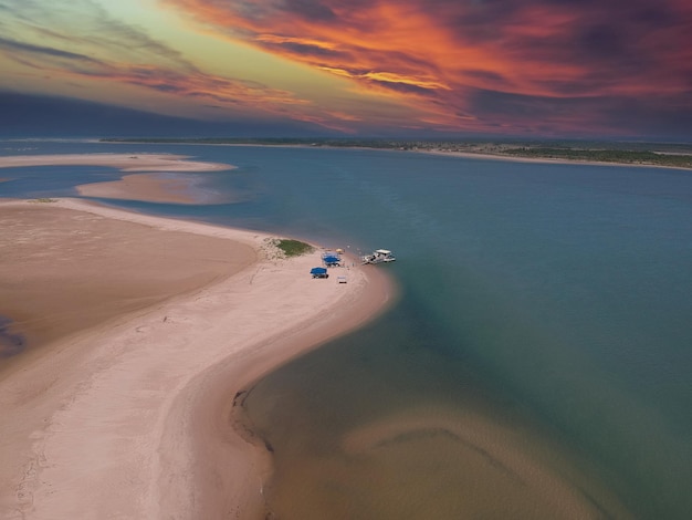 Ilha dos Namorados。ブラジル、セルジッペ州アラカジュにある美しい観光砂漠の島。空撮