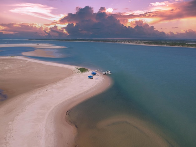 Ilha dos Namorados。ブラジル、セルジッペ州アラカジュにある美しい観光砂漠の島。空撮