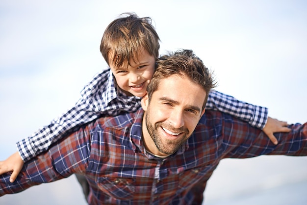 Foto sarò sempre lì a portarlo shjot di padre e figlio che si godono una giornata all'aria aperta