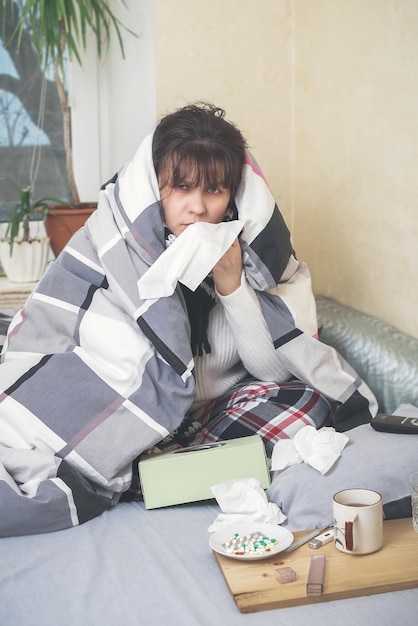 写真 ベッドで病気の女性