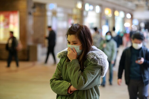 Photo ill woman wearing pollution mask