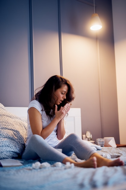 질병은 중년의 여성들이 침대에 앉아서 밤에 태블릿과 종이로 작업을하면서 기침을 강조했다.