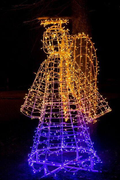 照らされた天使。都市公園のクリスマスデコレーション