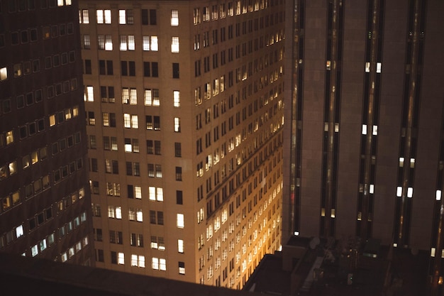 Photo illuminated apartment building at night