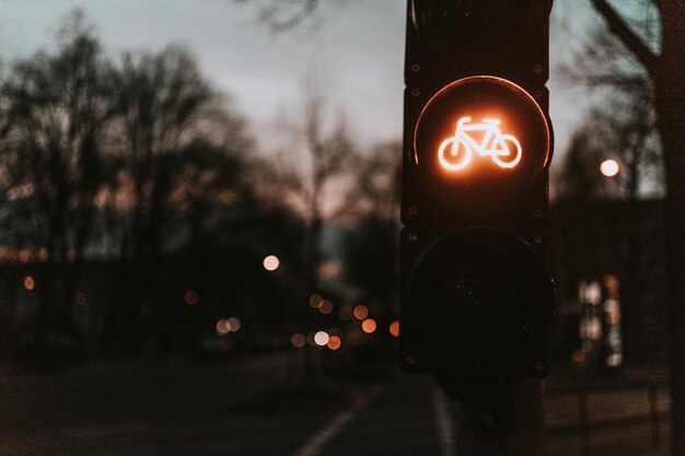 사진 어두워지면 도시의 정지등에 조명 된 자전거 차선 표지판
