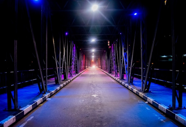 Foto ponte illuminato di notte