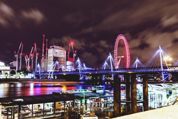 写真 夜街の空に照らされた川を越えた橋