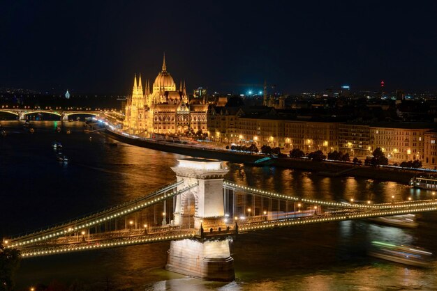 写真 夜に川を渡る照らされた橋