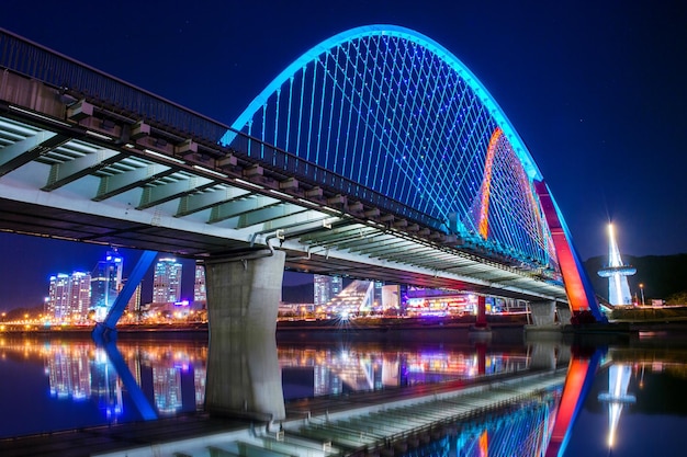 写真 夜に川を渡る照らされた橋