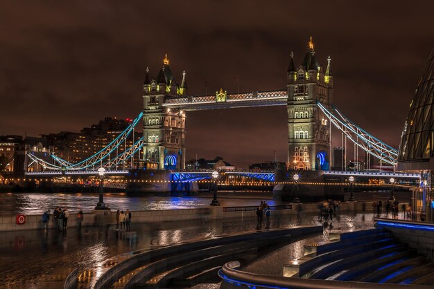 Photo illuminated bridge over river at night