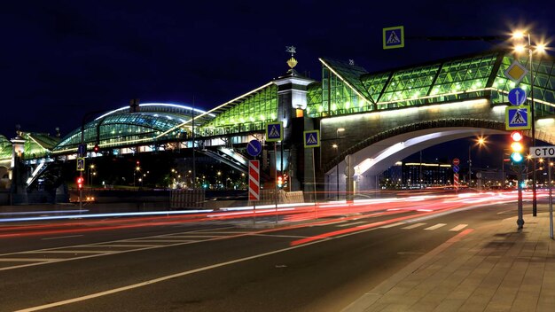 Освещенный мост через реку ночью