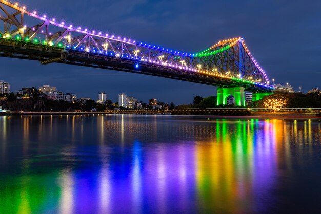 夜に川を渡る照らされた橋