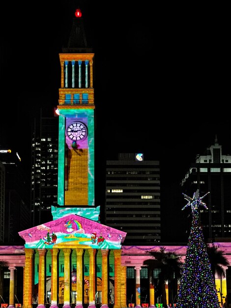 Photo illuminated brisbane city hall at night during christmas