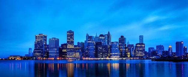 Photo illuminated brooklyn cityscape with water reflection