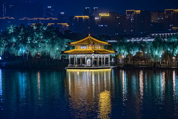 夜に湖のそばに照らされた建物