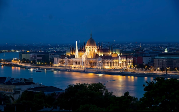 освещенное здание Национального венгерского парламента ночью