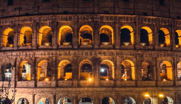 Foto edificio illuminato di notte