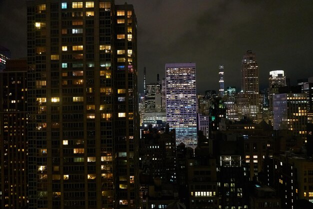 Photo illuminated buildings against sky at night