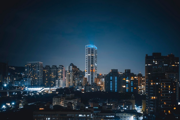 夜空に照らされた建物