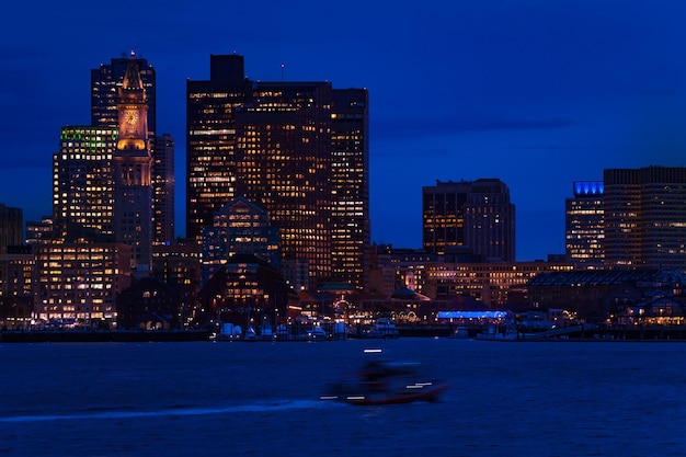 Photo illuminated buildings against sky at night