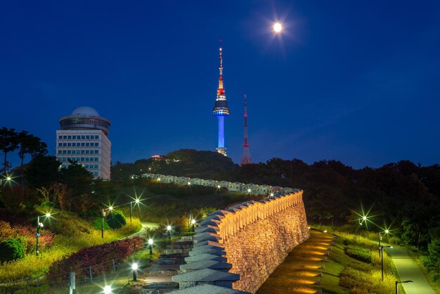 夜空に照らされた建物