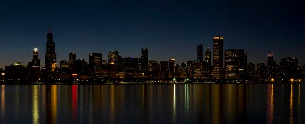 Photo illuminated buildings against sky at night