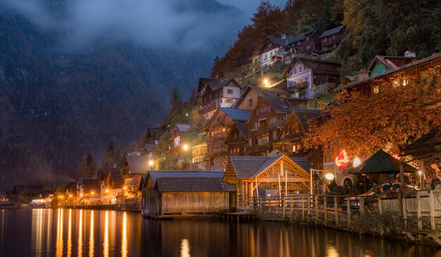 写真 夜の空に照らされた湖の建物