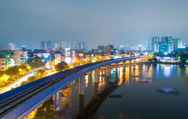 写真 夜の街の空に照らされた川の建物