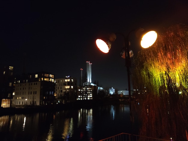 夜の空に照らされた川の近くの建物