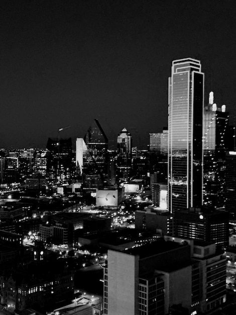 Photo illuminated buildings in city against sky at night