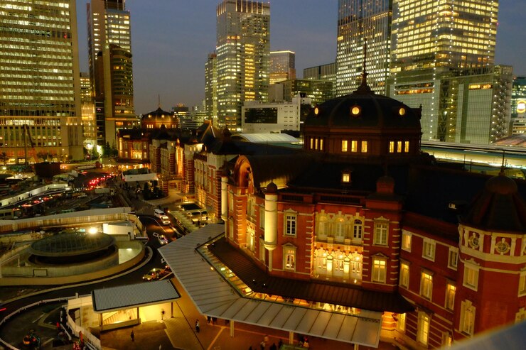 Photo 夕暮れの街の照らされた建物