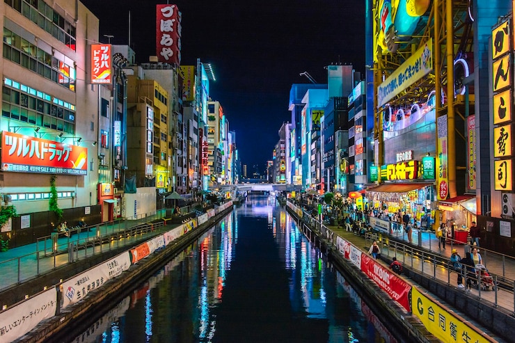 Photo illuminated buildings in city at night